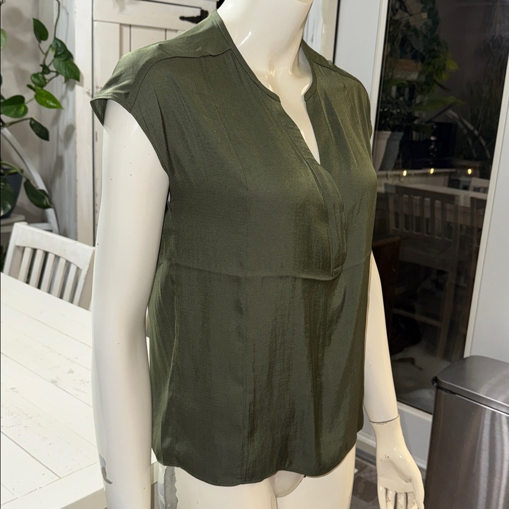 Banana republic sm sage Green Women's sleeveless Top NWT - Picture 2 of 10